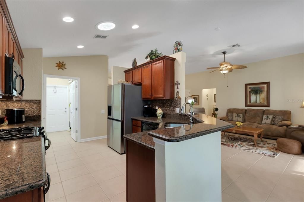 Под контрактом: $349,900 (2 спален, 2 ванн, 1728 Квадратных фут)