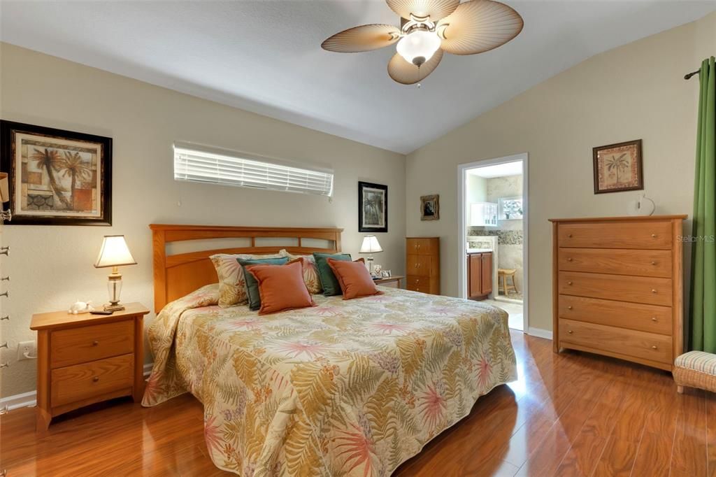 Под контрактом: $349,900 (2 спален, 2 ванн, 1728 Квадратных фут)