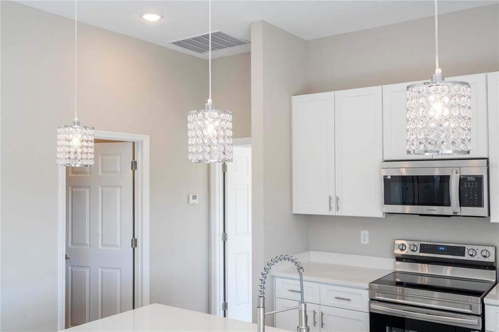 For Sale: $335,000 (3 beds, 2 baths, 1586 Square Feet)