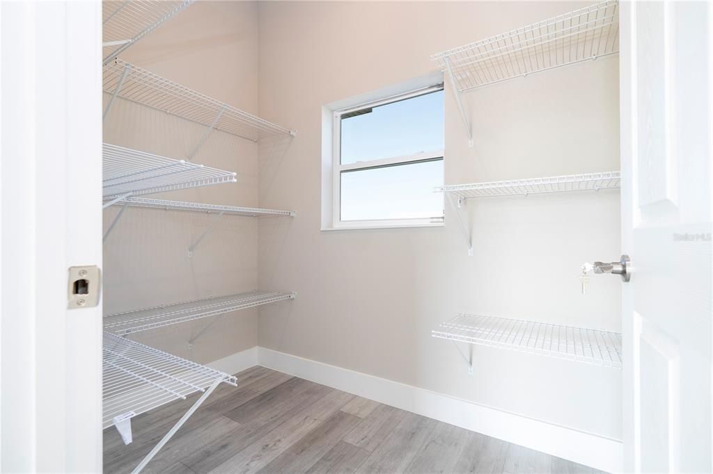 For Sale: $335,000 (3 beds, 2 baths, 1586 Square Feet)