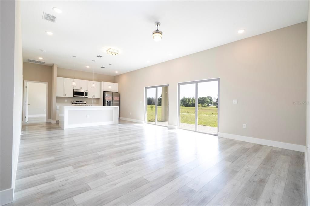 For Sale: $335,000 (3 beds, 2 baths, 1586 Square Feet)