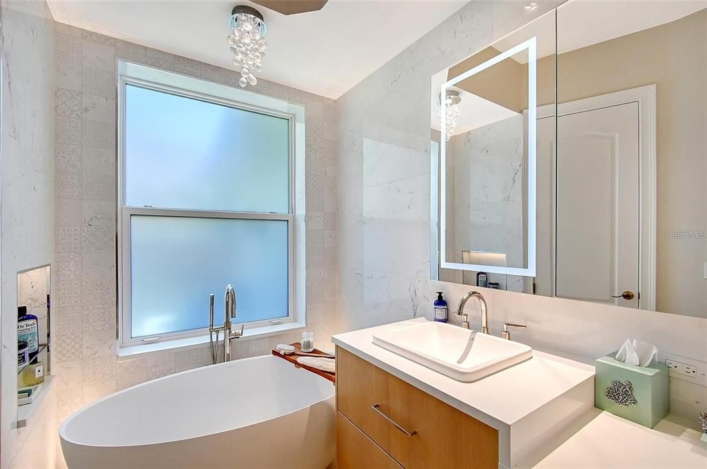 For Sale: $2,295,000 (4 beds, 3 baths, 2722 Square Feet)