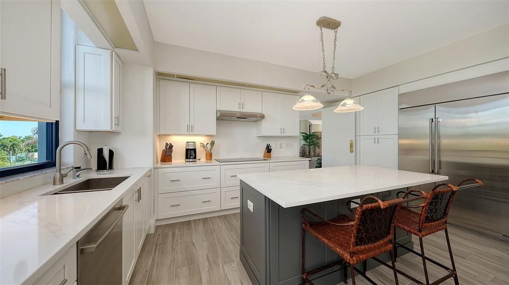 Под контрактом: $1,500,000 (2 спален, 4 ванн, 2965 Квадратных фут)