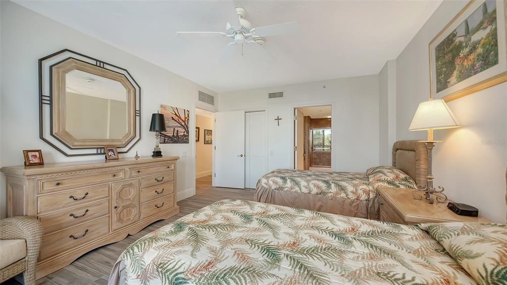 Под контрактом: $1,500,000 (2 спален, 4 ванн, 2965 Квадратных фут)