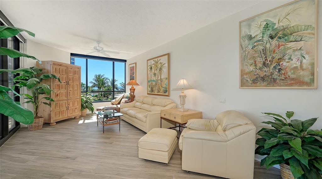 Под контрактом: $1,500,000 (2 спален, 4 ванн, 2965 Квадратных фут)