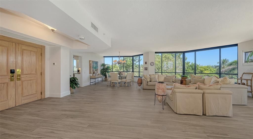 Под контрактом: $1,500,000 (2 спален, 4 ванн, 2965 Квадратных фут)