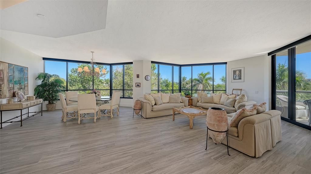 Под контрактом: $1,500,000 (2 спален, 4 ванн, 2965 Квадратных фут)