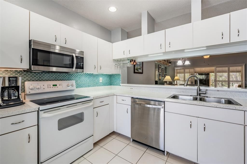 For Sale: $325,000 (2 beds, 2 baths, 1235 Square Feet)