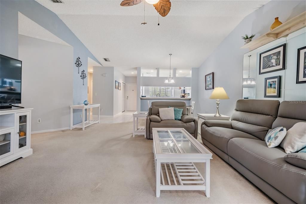 For Sale: $325,000 (2 beds, 2 baths, 1235 Square Feet)