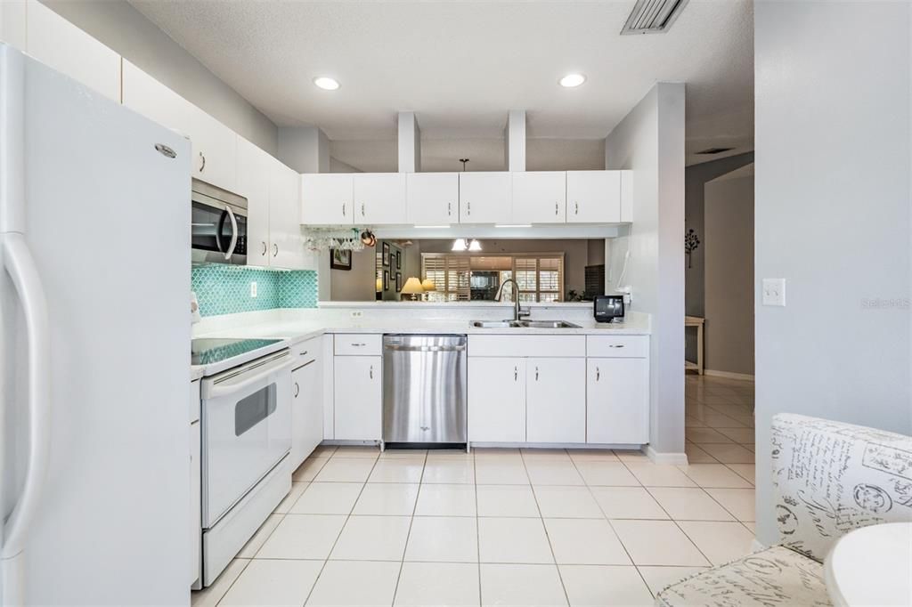 For Sale: $325,000 (2 beds, 2 baths, 1235 Square Feet)