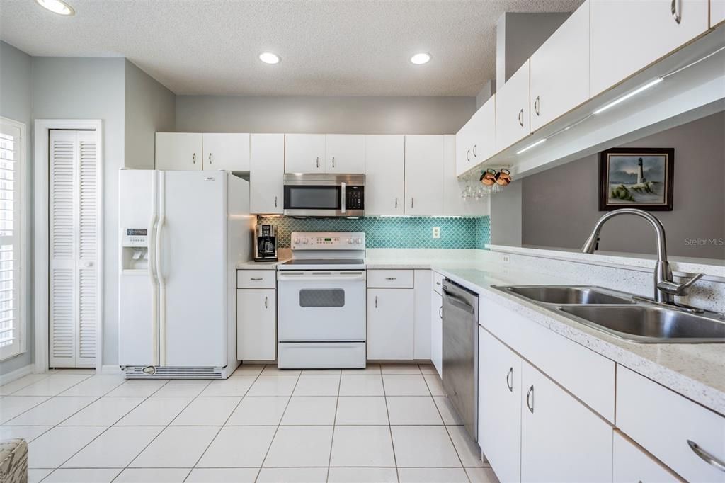 For Sale: $325,000 (2 beds, 2 baths, 1235 Square Feet)