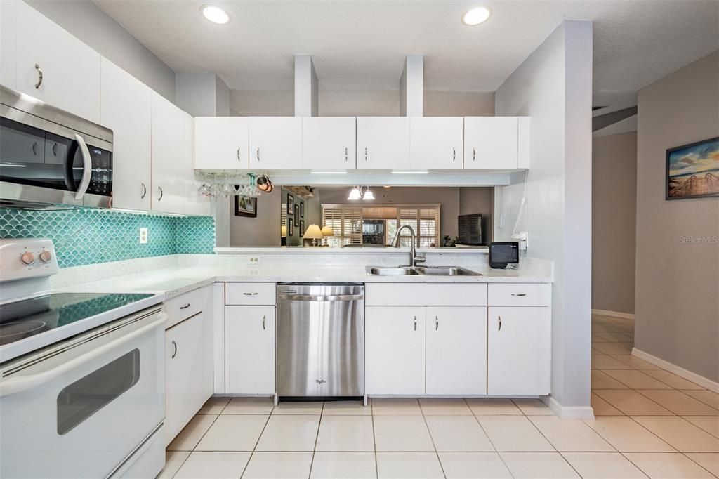 For Sale: $325,000 (2 beds, 2 baths, 1235 Square Feet)