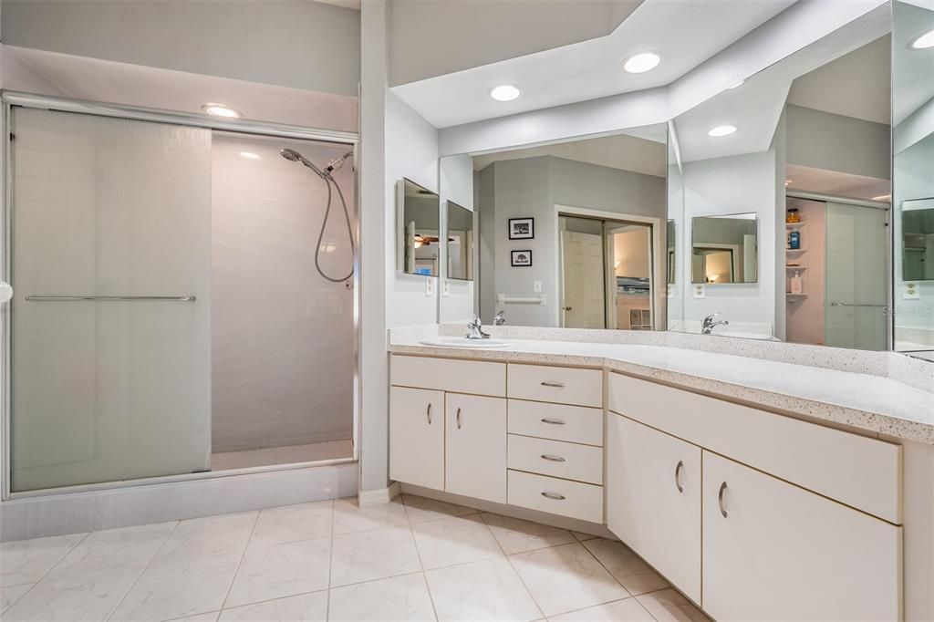 For Sale: $325,000 (2 beds, 2 baths, 1235 Square Feet)