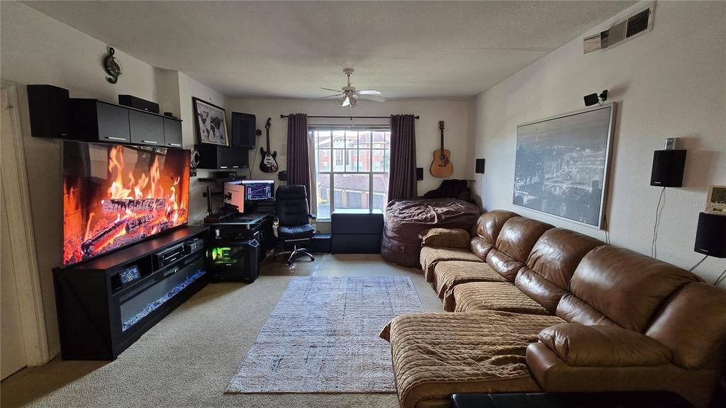 Под контрактом: $110,000 (1 спален, 1 ванн, 840 Квадратных фут)