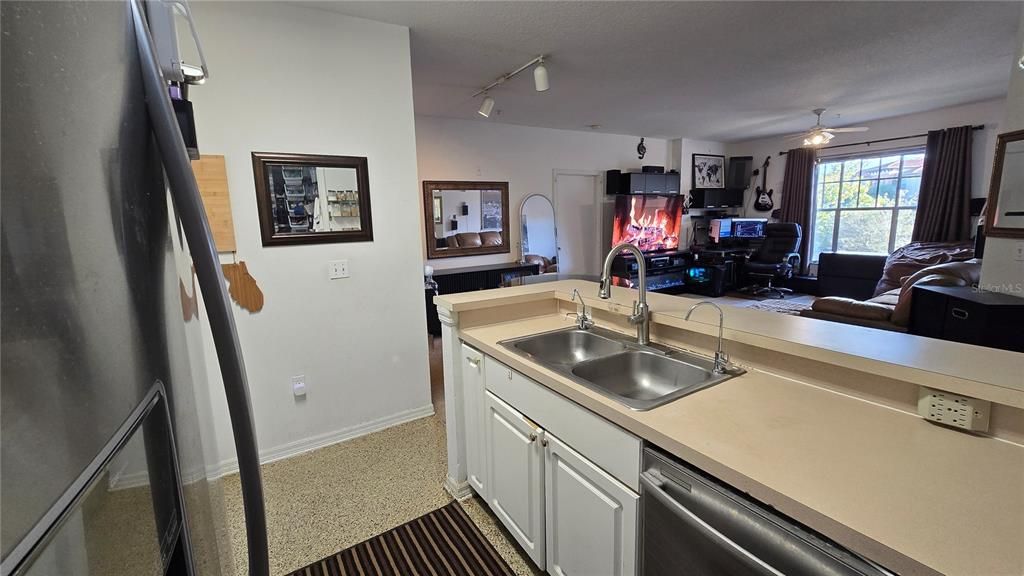 Под контрактом: $110,000 (1 спален, 1 ванн, 840 Квадратных фут)