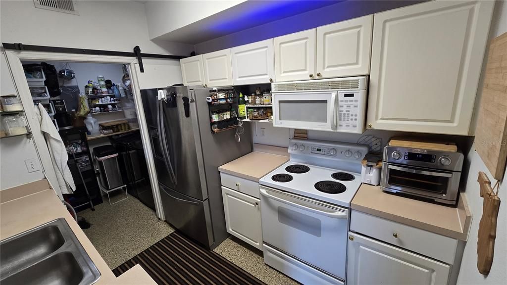 Под контрактом: $110,000 (1 спален, 1 ванн, 840 Квадратных фут)