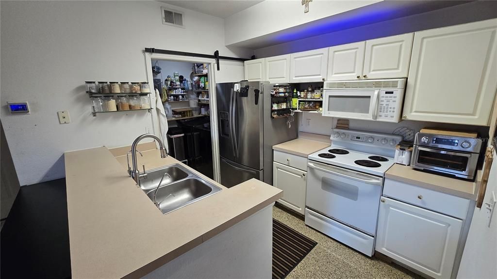 Под контрактом: $110,000 (1 спален, 1 ванн, 840 Квадратных фут)