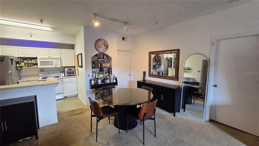 Под контрактом: $110,000 (1 спален, 1 ванн, 840 Квадратных фут)