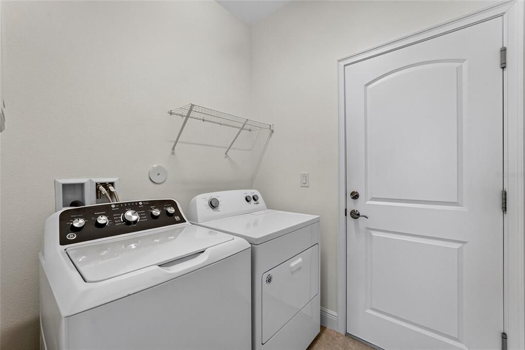 Под контрактом: $339,900 (3 спален, 2 ванн, 1626 Квадратных фут)