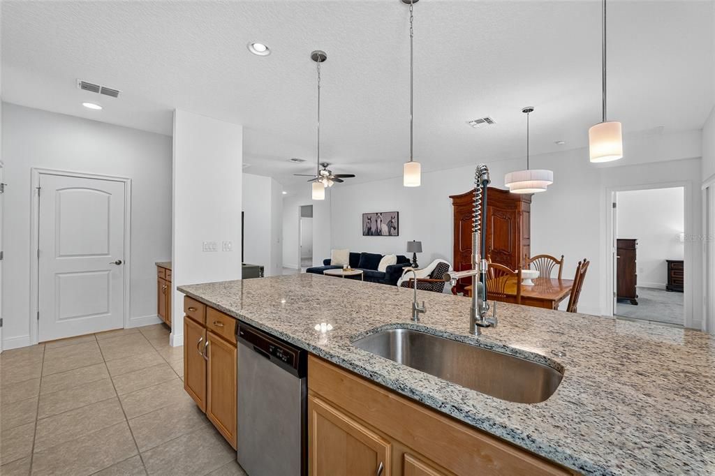 Под контрактом: $339,900 (3 спален, 2 ванн, 1626 Квадратных фут)