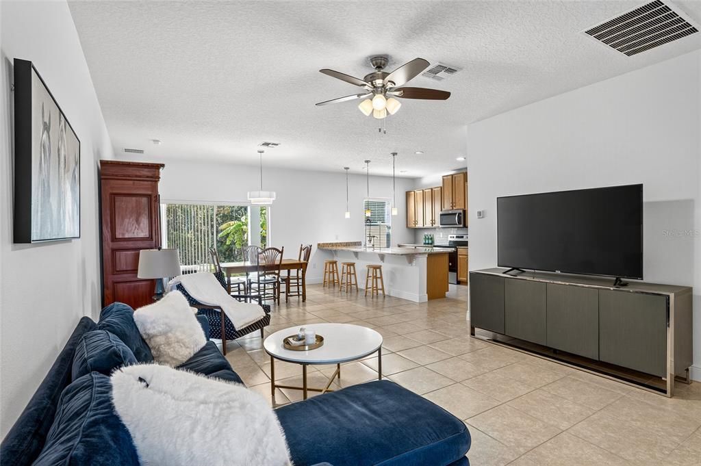 Под контрактом: $339,900 (3 спален, 2 ванн, 1626 Квадратных фут)