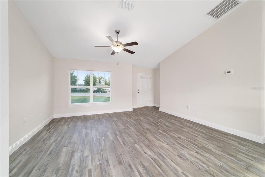 Под контрактом: $268,000 (3 спален, 2 ванн, 1453 Квадратных фут)