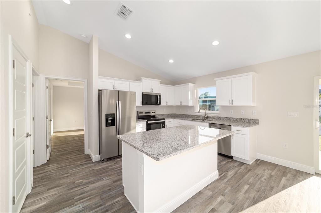 Под контрактом: $268,000 (3 спален, 2 ванн, 1453 Квадратных фут)