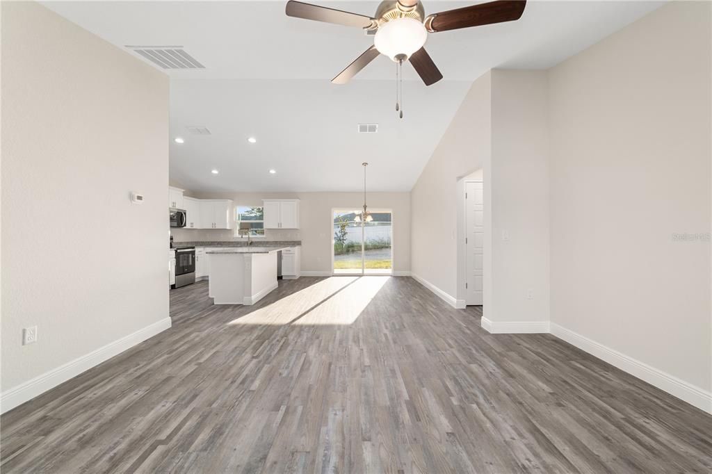 Под контрактом: $268,000 (3 спален, 2 ванн, 1453 Квадратных фут)