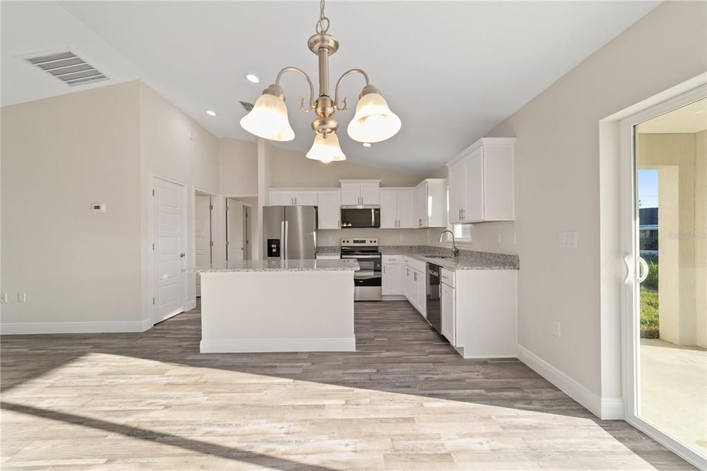 Под контрактом: $268,000 (3 спален, 2 ванн, 1453 Квадратных фут)