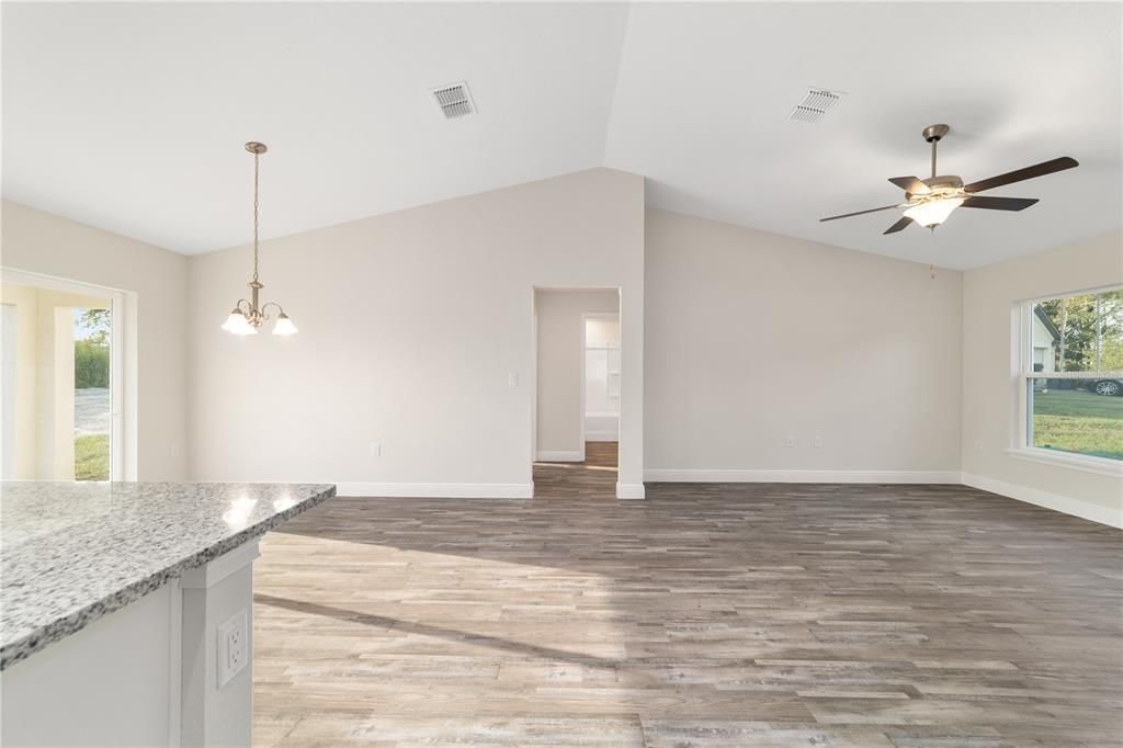 Под контрактом: $268,000 (3 спален, 2 ванн, 1453 Квадратных фут)