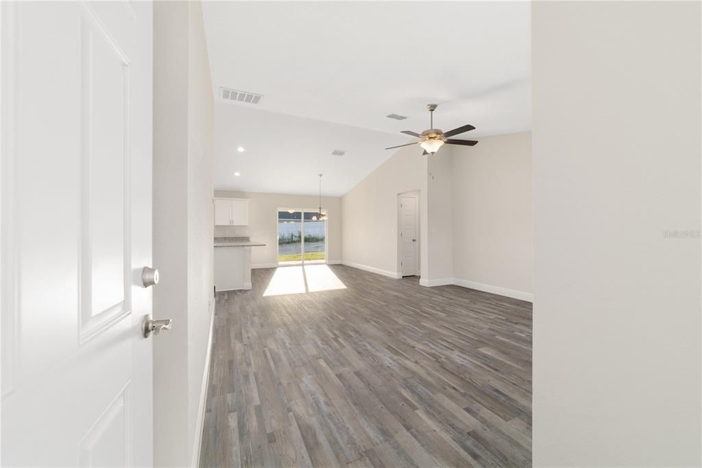 Под контрактом: $268,000 (3 спален, 2 ванн, 1453 Квадратных фут)