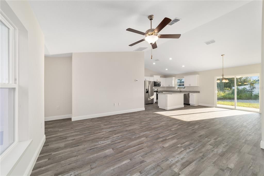 Под контрактом: $268,000 (3 спален, 2 ванн, 1453 Квадратных фут)