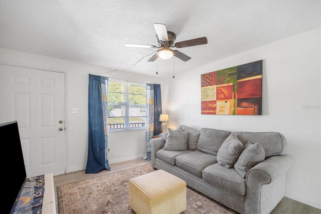 合同活跃: $150,000 (2 贝兹, 1 浴室, 676 平方英尺)