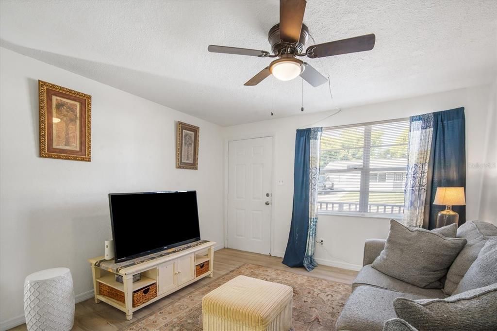 合同活跃: $150,000 (2 贝兹, 1 浴室, 676 平方英尺)