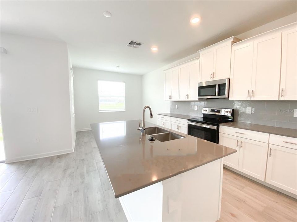 出租: $3,450 (6 贝兹, 4 浴室, 3945 平方英尺)