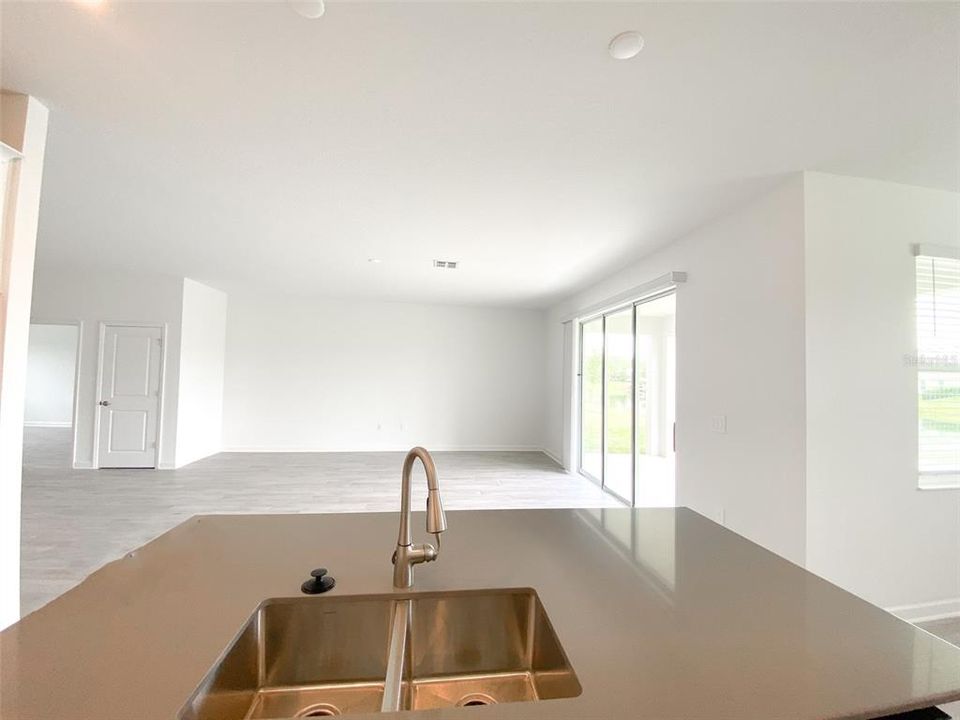 出租: $3,450 (6 贝兹, 4 浴室, 3945 平方英尺)