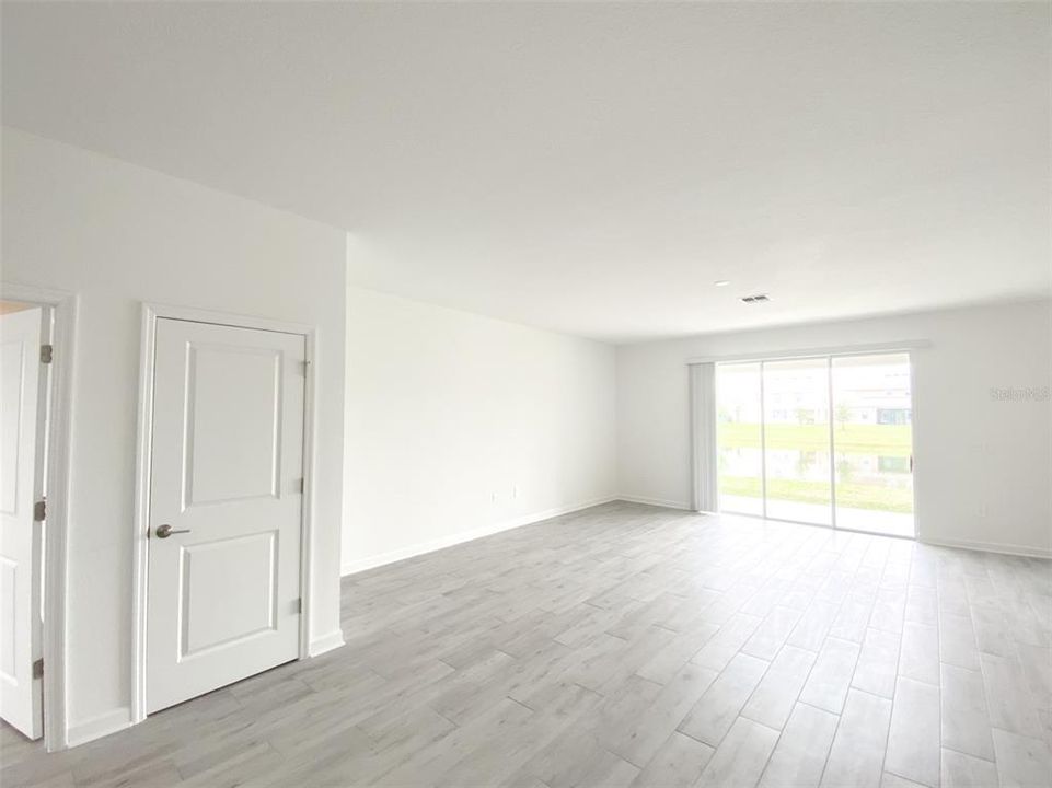 出租: $3,450 (6 贝兹, 4 浴室, 3945 平方英尺)