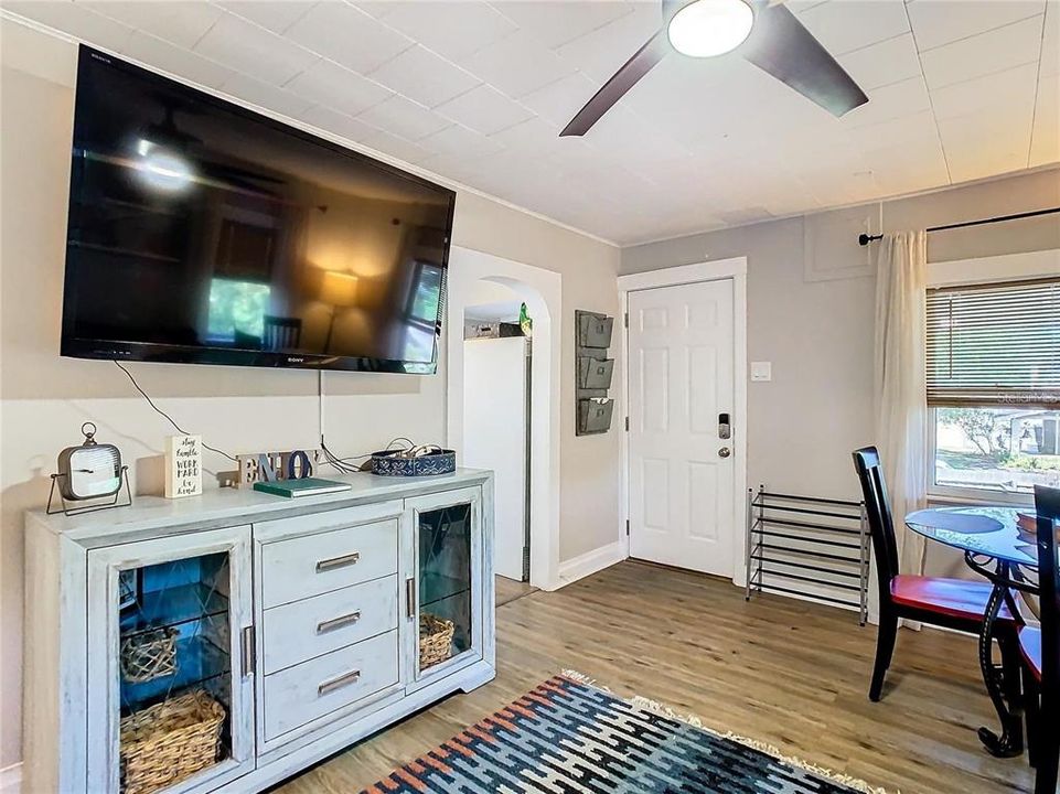 For Rent: $2,000 (2 beds, 1 baths, 724 Square Feet)