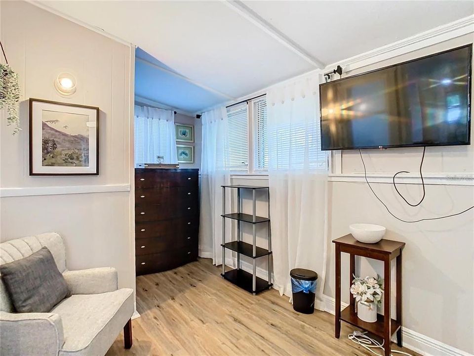 For Rent: $2,000 (2 beds, 1 baths, 724 Square Feet)