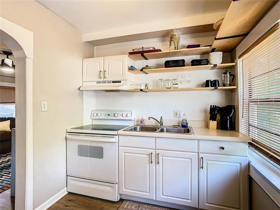 For Rent: $2,000 (2 beds, 1 baths, 724 Square Feet)