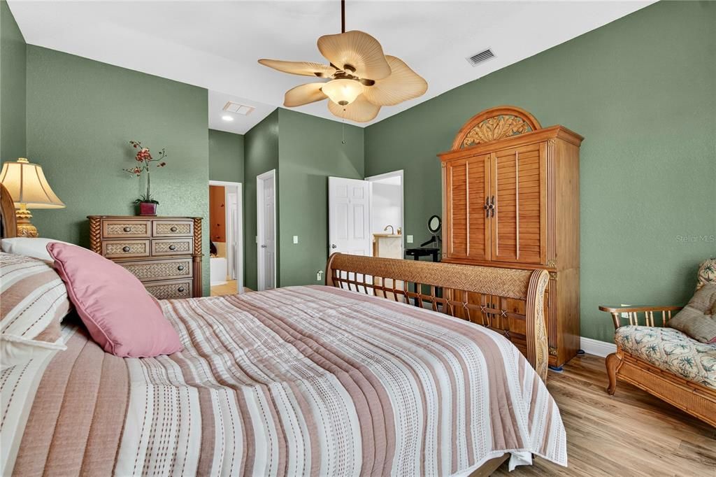 For Sale: $349,900 (3 beds, 2 baths, 1717 Square Feet)