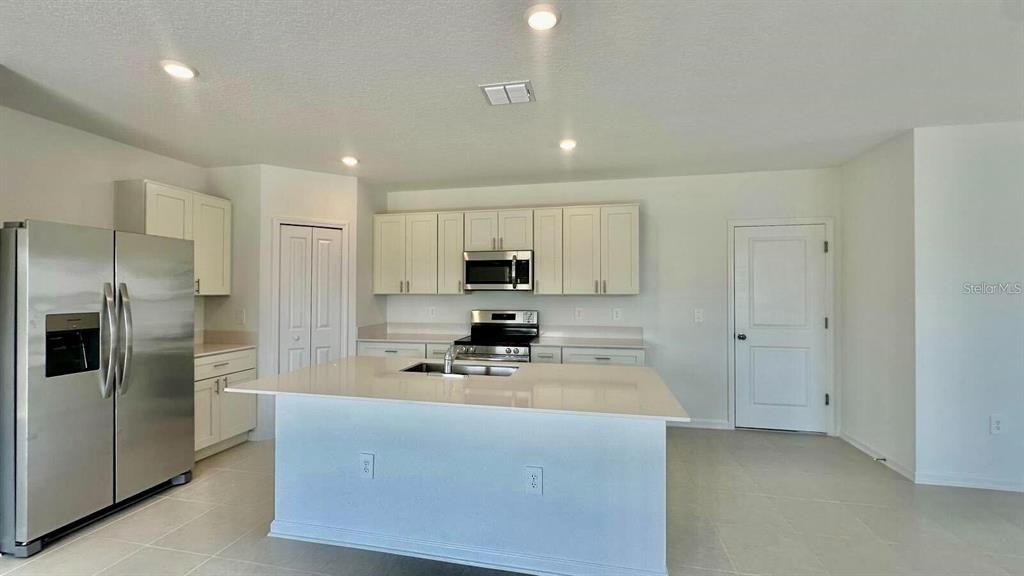 En Renta: $2,150 (4 camas, 2 baños, 1800 Pies cuadrados)