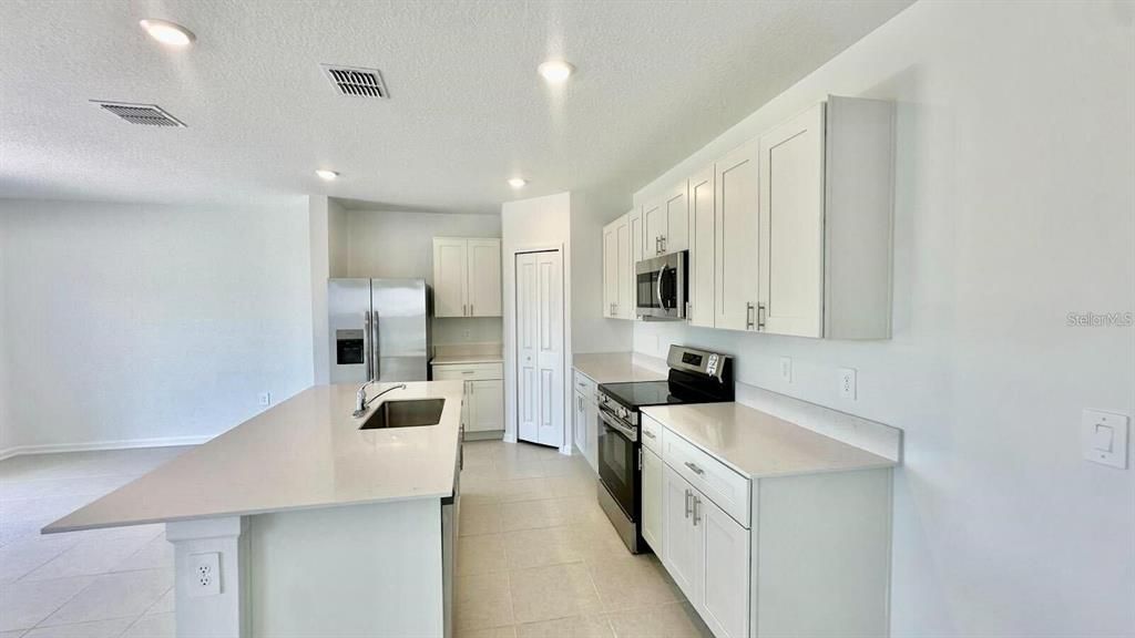 En Renta: $2,150 (4 camas, 2 baños, 1800 Pies cuadrados)