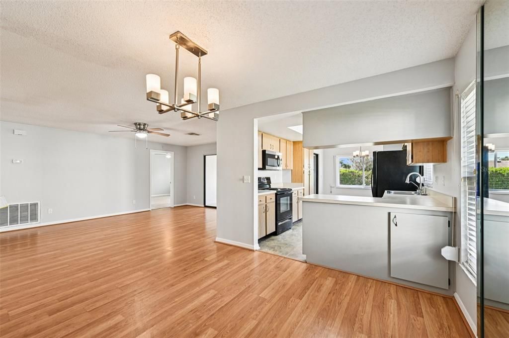 For Sale: $194,900 (2 beds, 2 baths, 1529 Square Feet)