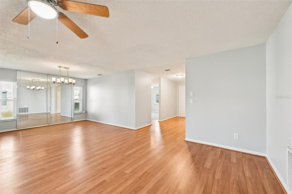 For Sale: $194,900 (2 beds, 2 baths, 1529 Square Feet)