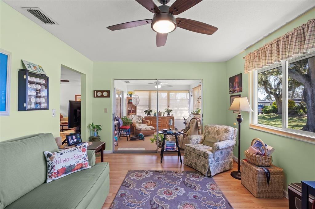 待售: $239,000 (2 贝兹, 2 浴室, 1372 平方英尺)