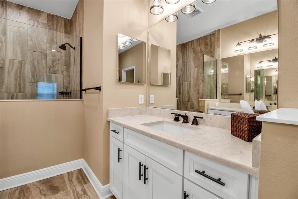 Activo con contrato: $459,000 (3 camas, 2 baños, 1832 Pies cuadrados)