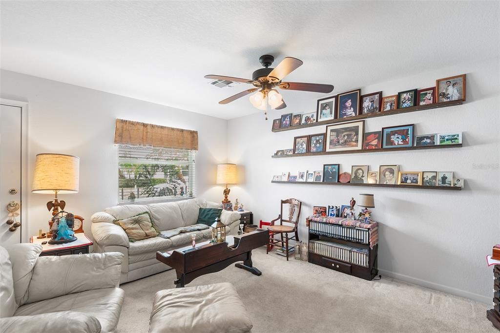 合同活跃: $299,900 (2 贝兹, 2 浴室, 1293 平方英尺)