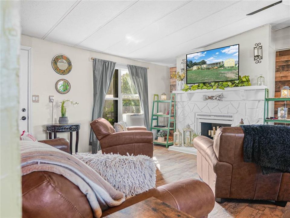 合同活跃: $219,000 (3 贝兹, 1 浴室, 1056 平方英尺)