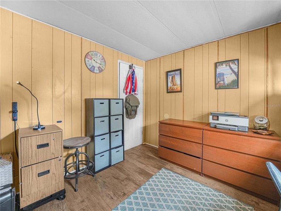 合同活跃: $219,000 (3 贝兹, 1 浴室, 1056 平方英尺)